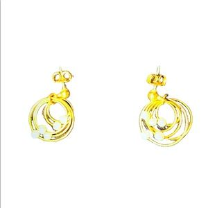 Vintage Avon Gold and Pearl like Earrings